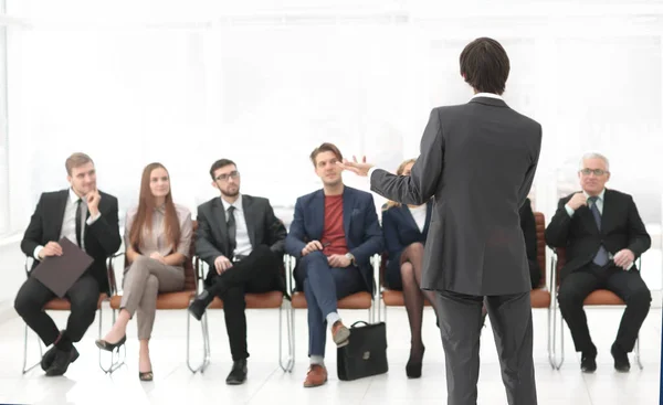 Funcionários ouvindo cuidadosamente seu chefe em uma reunião de negócios — Fotografia de Stock