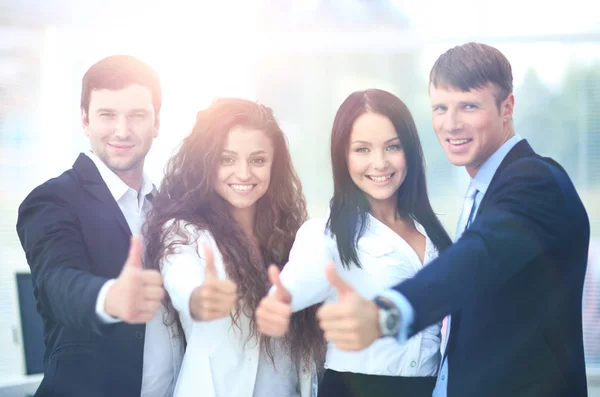 Glückliches Business-Team mit Daumen hoch im Büro — Stockfoto