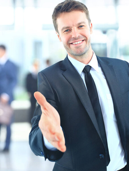 Портрет успешного бизнесмена, протягивающего руку
