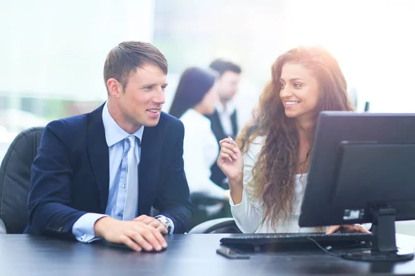 Geschäftsmann und Geschäftsfrau treffen sich im modernen Büro — Stockfoto