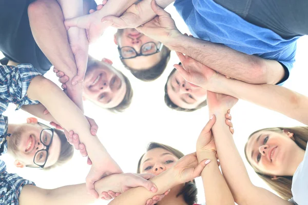 Gruppe lächelnder Teenager mit übereinander liegenden Händen — Stockfoto