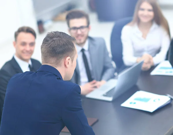 Empresarios en reuniones de negocios, seminarios o conferencias — Foto de Stock