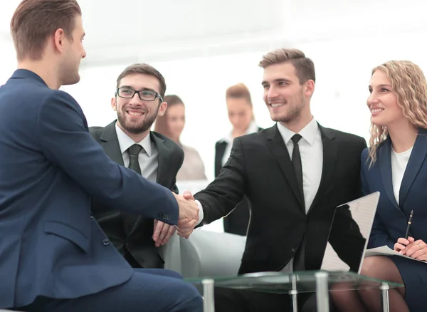 Empresário por aperto de mão convida à cooperação . — Fotografia de Stock