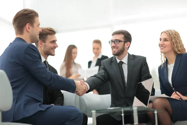 彼のパートナーと契約を結ぶに成熟したビジネスマン握手 — ストック写真