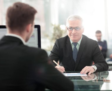 İki çalışanı toplantısında elektronik veri tartışıyor