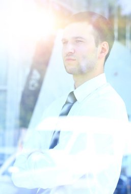 İş adamı pencereden bakıyor