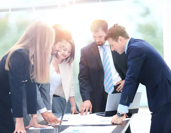 Mensen uit het bedrijfsleven werken en samen bespreken tijdens de bijeenkomst in van — Stockfoto