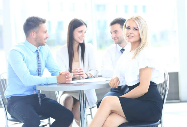 Porträt einer lächelnden jungen attraktiven Geschäftsfrau bei einem Meeting — Stockfoto