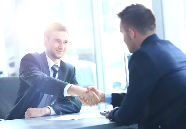 Geschäftsmann schüttelt seiner Partnerin die Hand, um einen Deal zu besiegeln — Stockfoto