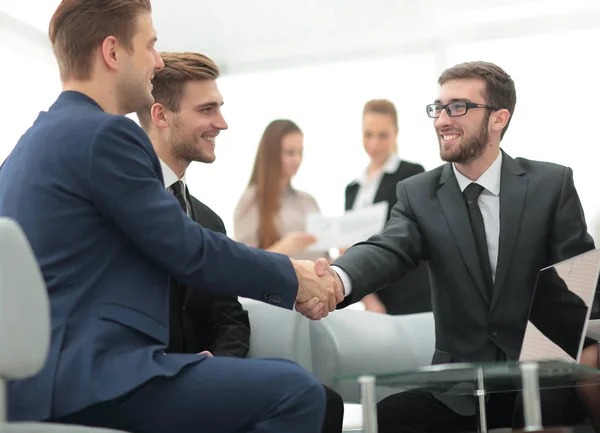 彼のパートナーと契約を結ぶに成熟したビジネスマン握手 — ストック写真