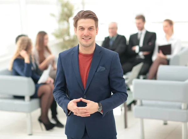 Porträt eines glücklichen Geschäftsmannes mit Kollegen, die sich im Internet austauschen — Stockfoto