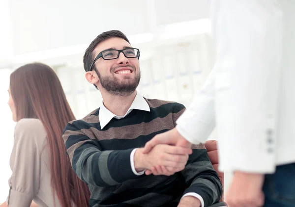 Hombres de negocios estrechando la mano después de un acuerdo durante una reunión — Foto de Stock