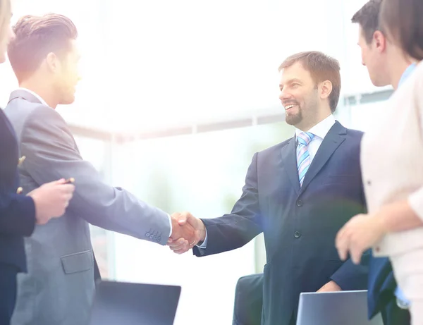 Compañeros de negocios sentados en una mesa durante una reunión con dos — Foto de Stock