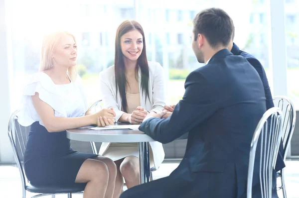 Business meeting - manager discussing work with his colleagues — Stock Photo, Image