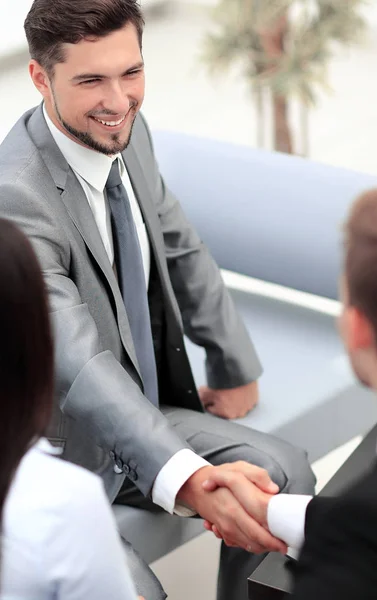 快乐微笑的业务人握手后在办公室中的交易 — 图库照片