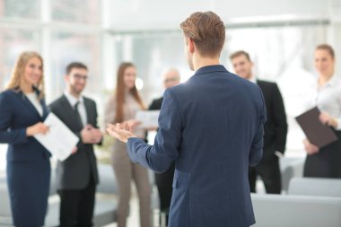 Başarılı iş adamı arka planda kendi personeli ile ayakta