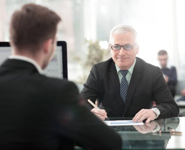 İki çalışanı toplantısında elektronik veri tartışıyor