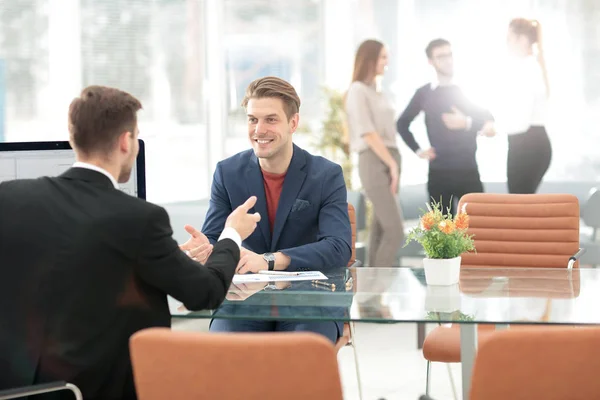 Parceiros de negócios discutindo na sala de reuniões — Fotografia de Stock