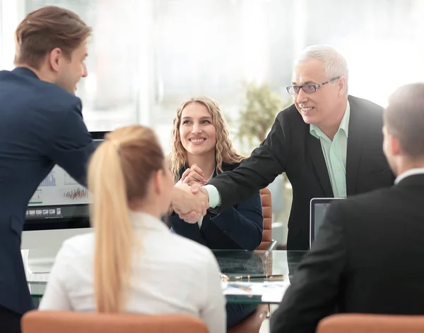 Affärspartners som skakar hand efter en lyckad transaktion. — Stockfoto