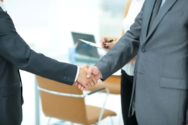 Succesvolle handdruk van zakenlieden in een werkomgeving — Stockfoto