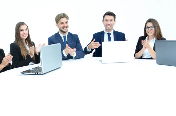 Équipe d'affaires, assis à une table ronde sur fond blanc . — Photo