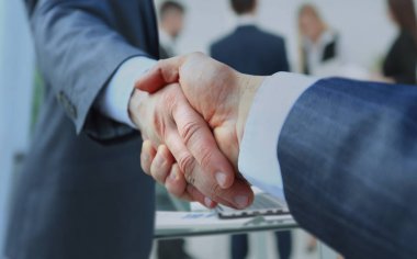 cooperation.businessman el sıkışması kavramı cooperat için davet ediyor.