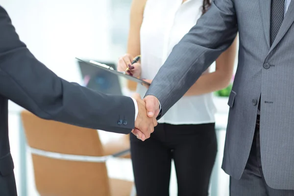 Framgångsrika handslag för affärsmän i en arbetsmiljö — Stockfoto