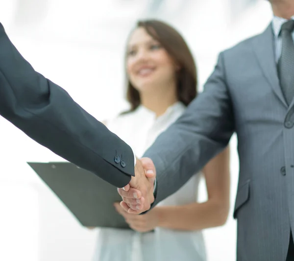 Empresário apertando as mãos com um colega de trabalho em um escritório — Fotografia de Stock