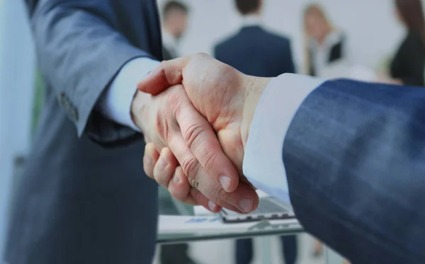 Conceito de cooperação. handshake empresário convida a cooperar — Fotografia de Stock