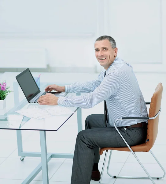 Boss fungerar med dokument på en laptop på kontoret — Stockfoto