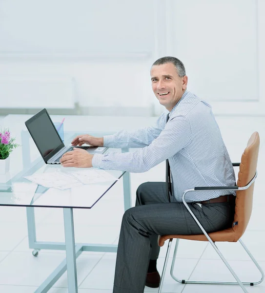 Patron travaille avec des documents sur un ordinateur portable dans le bureau — Photo