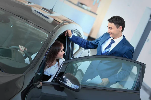 Šťastná žena uvnitř auta v autosalonu nebo — Stock fotografie