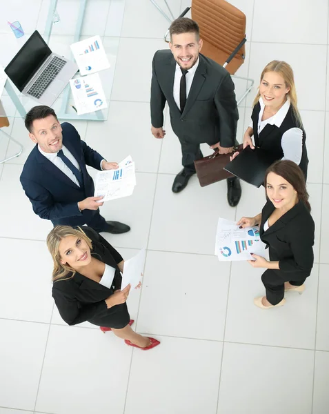 Equipe de negócios estudando e discutindo documentos. Vista alta — Fotografia de Stock