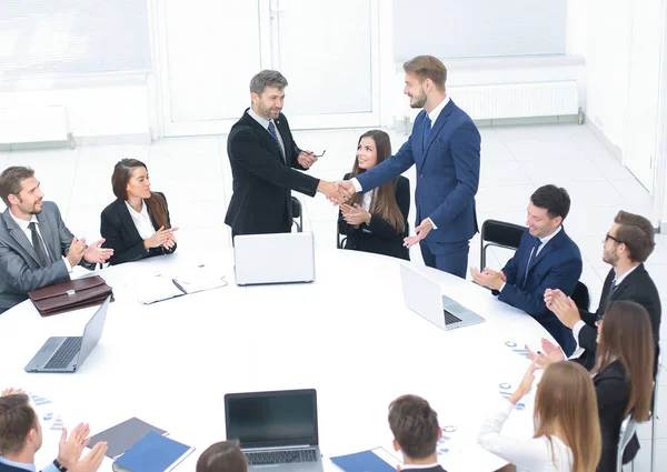 Mesa redonda na convenção de negócios e aperto de mão. Aud. — Fotografia de Stock