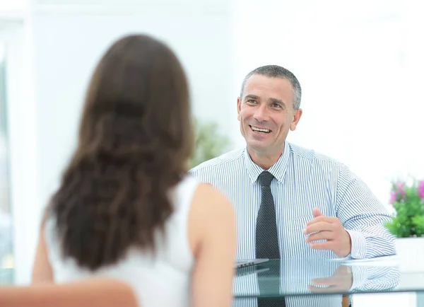 Abogado exitoso hablando con el cliente en una oficina moderna —  Fotos de Stock