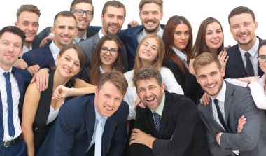 Bir grup mutlu genç iş adamı ofiste bir toplantıda.