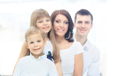 Güzel, mutlu bir aile, beyaz bir arka planda izole edilmiş.