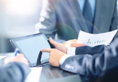 Dijital tablet tutan işadamı