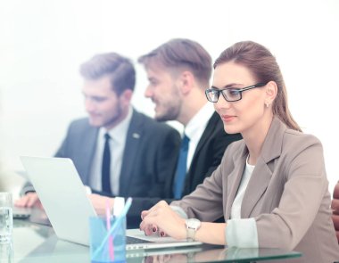 ofiste çalışan başarılı iş grubu