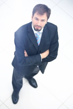 Bir yakışıklı yaşlı iş adam ayakta üzerinde izole portresi