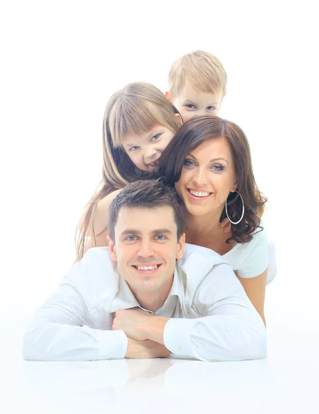 Feliz familia sonriendo. Aislado sobre un fondo blanco —  Fotos de Stock