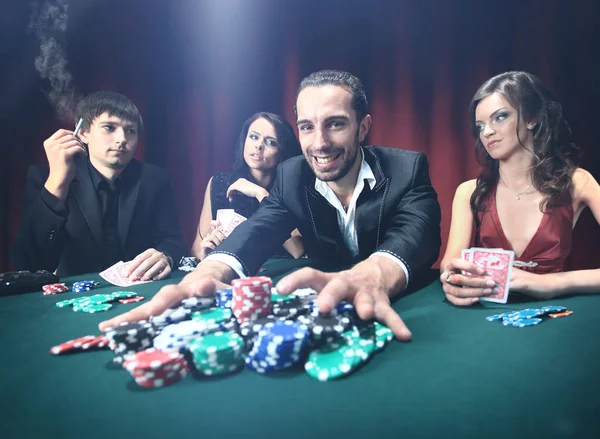 Homem elegante ganha no casino — Fotografia de Stock