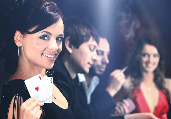 Jugadores de poker sentados alrededor de una mesa en un casino —  Fotos de Stock
