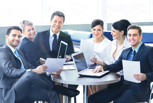Skupina happy podnikatelů na schůzce v kanceláři — Stock fotografie