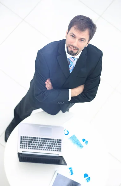 Retrato de um homem de negócios idoso bonito de pé isolado em — Fotografia de Stock