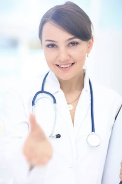 gülümseyen tıp doktoru el için el sıkışma germe