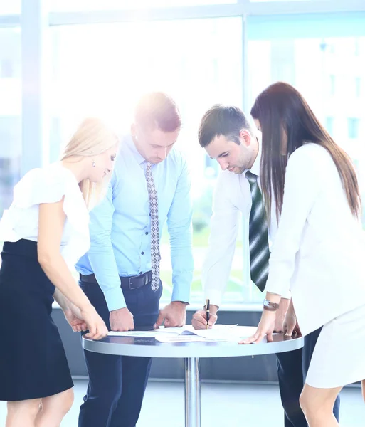 Affärsmöte - manager diskuterar arbetet med kollegorna — Stockfoto