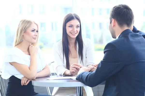 Riunione di lavoro in un ufficio — Foto Stock