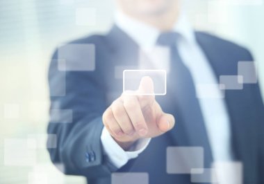 iş adamı dokunmatik düğmesine basarak