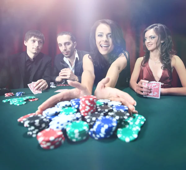 Stilvolle Frau gewinnt im Casino — Stockfoto